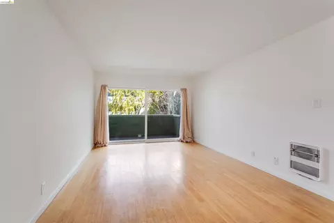 Living - 325 Kitty Hawk Rd UNIT 207, Alameda, CA 94501 photo 1 of 2