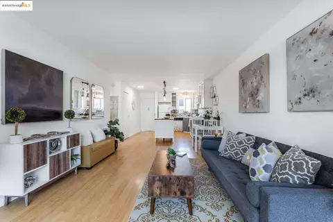 Living - 325 Kitty Hawk Rd UNIT 207, Alameda, CA 94501 photo 2 of 2