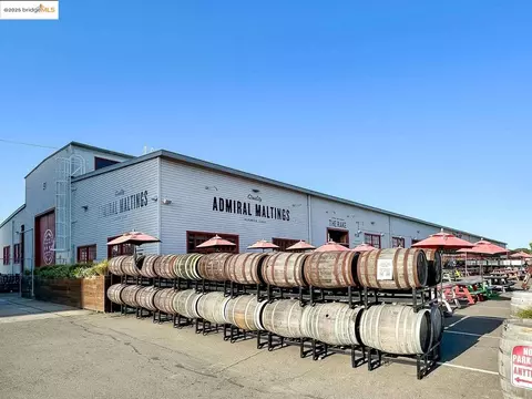 Exterior - 325 Kitty Hawk Rd UNIT 207, Alameda, CA 94501 photo 11 of 12