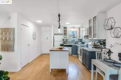 Kitchen - 325 Kitty Hawk Rd UNIT 207, Alameda, CA 94501 photo 4 of 5