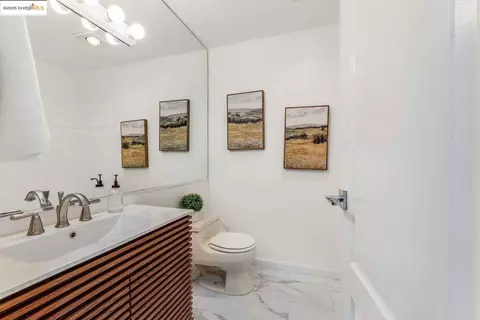 Bath - 325 Kitty Hawk Rd UNIT 207, Alameda, CA 94501 photo 1 of 1