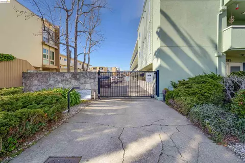 Exterior - 325 Kitty Hawk Rd UNIT 207, Alameda, CA 94501 photo 4 of 12