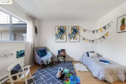Bedroom - 325 Kitty Hawk Rd UNIT 207, Alameda, CA 94501 photo 4 of 5
