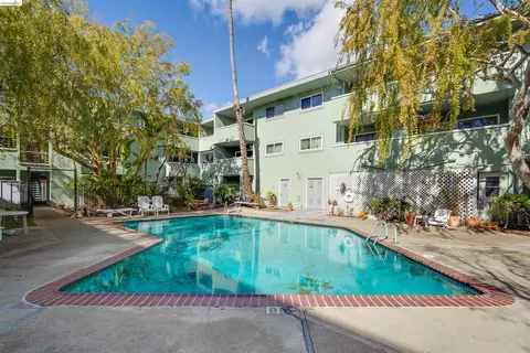 Exterior - 325 Kitty Hawk Rd UNIT 207, Alameda, CA 94501 photo 3 of 12