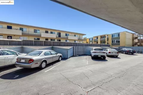 Exterior - 325 Kitty Hawk Rd UNIT 207, Alameda, CA 94501 photo 5 of 12