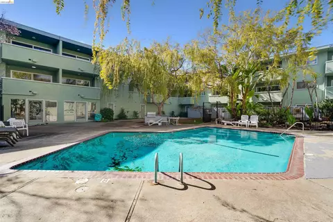 Exterior - 325 Kitty Hawk Rd UNIT 207, Alameda, CA 94501 photo 2 of 12