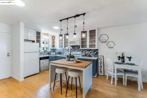 Kitchen - 325 Kitty Hawk Rd UNIT 207, Alameda, CA 94501 photo 1 of 5