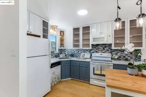 Kitchen - 325 Kitty Hawk Rd UNIT 207, Alameda, CA 94501 photo 3 of 5