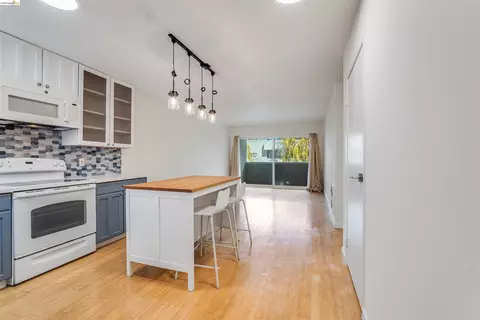 Kitchen - 325 Kitty Hawk Rd UNIT 207, Alameda, CA 94501 photo 5 of 5