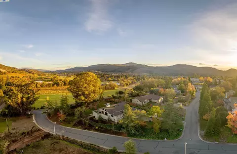 676 Scotland Ct, Santa Rosa, CA 95409