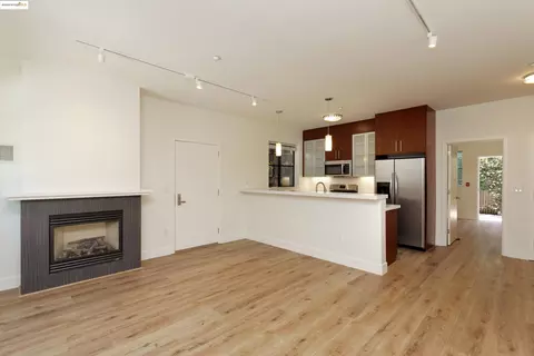 1565 32nd St #4, Oakland, CA 94608