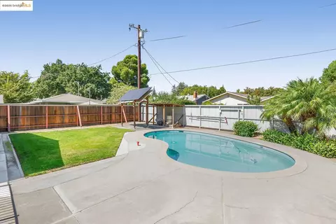 Exterior - 2011 Regis Dr, Davis, CA 95618 photo 10 of 11