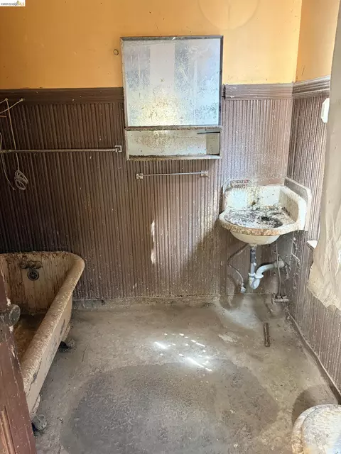 Bath - 2509 Dwight Way, Berkeley, CA 94704 photo 2 of 4