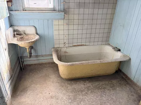 Bath - 2509 Dwight Way, Berkeley, CA 94704 photo 1 of 4