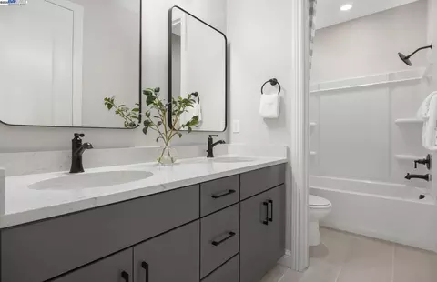 Bath - 339 E Bobby Gln, Mountain House, CA 95391 photo 1 of 3