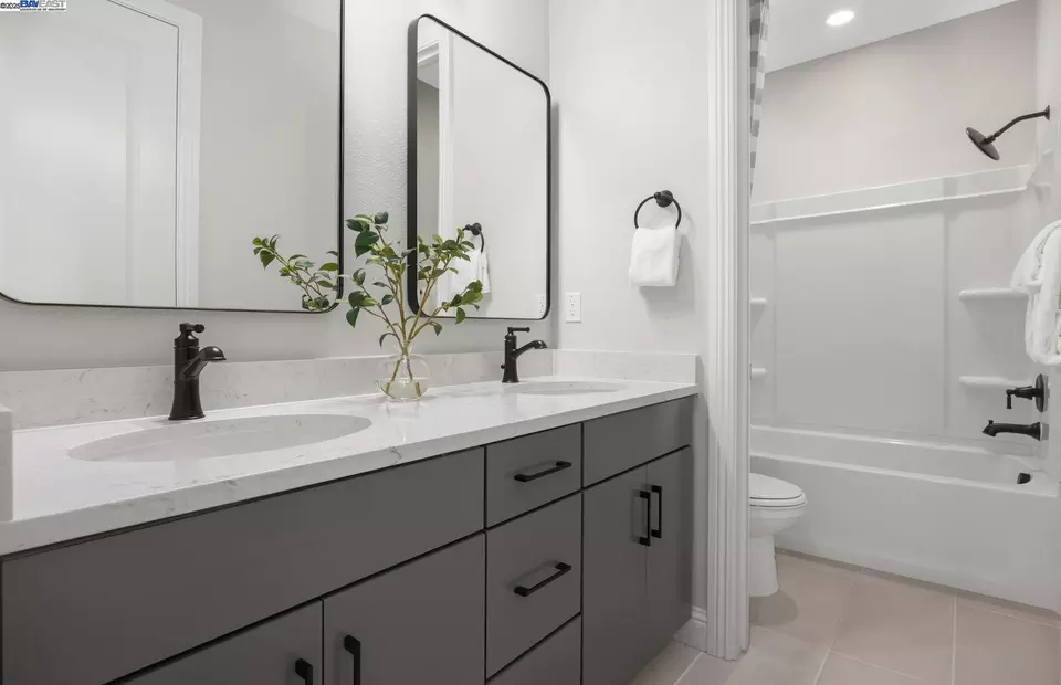 Bath - 339 E Bobby Gln, Mountain House, CA 95391 photo 1 of 3