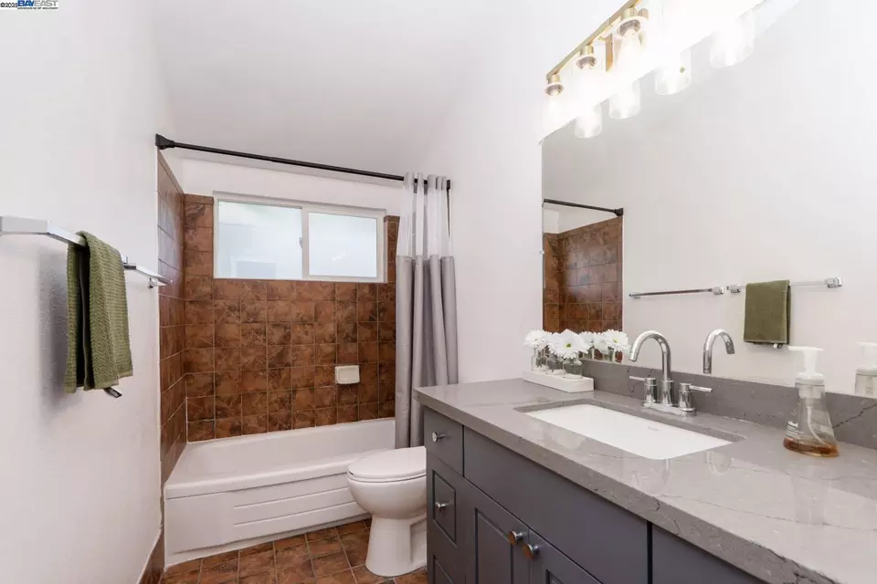 Bath - 2575 Bantry Ln, South San Francisco, CA 94080 photo 2 of 3