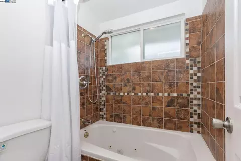 Bath - 2575 Bantry Ln, South San Francisco, CA 94080 photo 1 of 3
