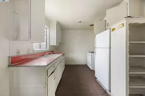 Kitchen - 1450 Ward St, Berkeley, CA 94702 photo 2 of 5