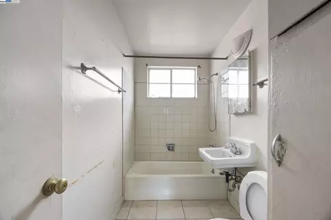 Bath - 1450 Ward St, Berkeley, CA 94702 photo 2 of 2