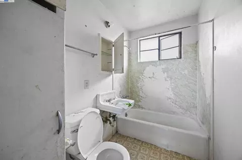Bath - 1450 Ward St, Berkeley, CA 94702 photo 1 of 2