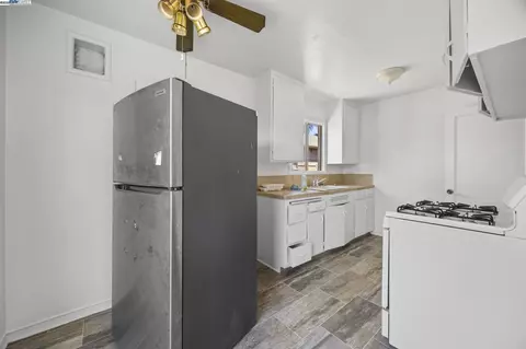 Kitchen - 2790 Sacramento St, Berkeley, CA 94702 photo 3 of 4