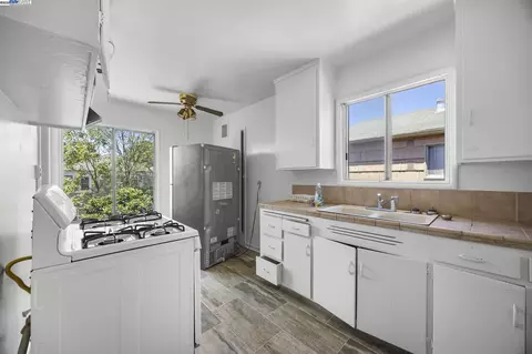 Kitchen - 2790 Sacramento St, Berkeley, CA 94702 photo 2 of 4