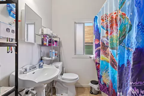 Bath - 845 Isabella St, Oakland, CA 94607 photo 2 of 2