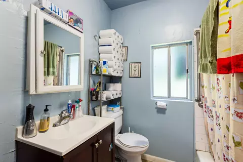 Bath - 845 Isabella St, Oakland, CA 94607 photo 1 of 2