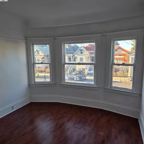 Living - 845 Isabella St, Oakland, CA 94607 photo 2 of 2