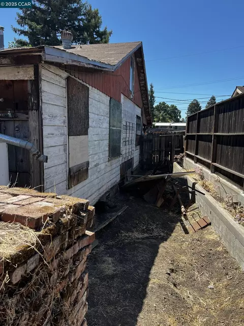 Exterior - 1110 Eureka Ln, Concord, CA 94520 photo 13 of 26