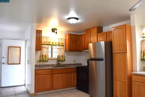 Kitchen - 130 Kennison Ct, Vallejo, CA 94589 photo 2 of 4