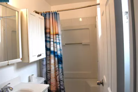 Bath - 130 Kennison Ct, Vallejo, CA 94589 photo 3 of 3