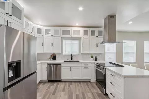 842 E 17th St, Oakland, CA 94606