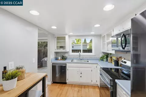 Kitchen - 37 Miramonte Dr, Moraga, CA 94556 photo 2 of 5