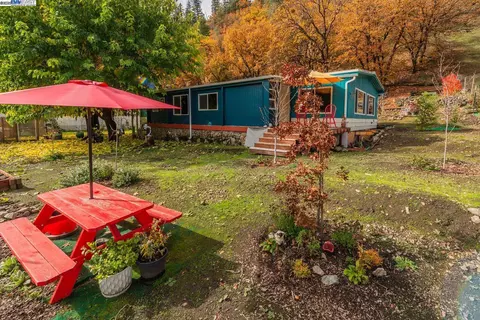 51 Steelhead Cir, Lewiston, CA 96052