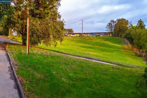 8 Gable Ln, Lafayette, CA 94549