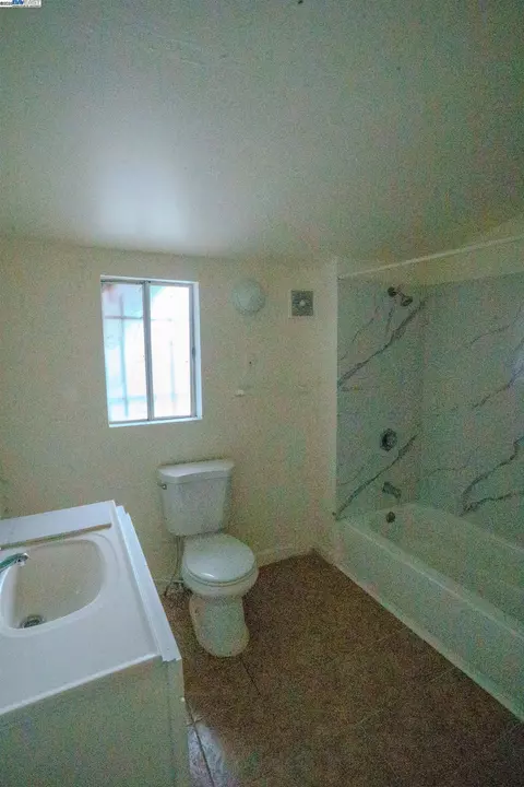 Bath - 866 Isabella St, Oakland, CA 94607 photo 1 of 1