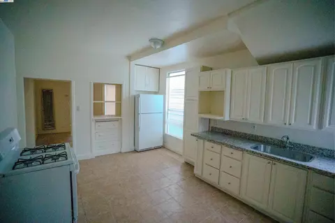 Kitchen - 866 Isabella St, Oakland, CA 94607 photo 4 of 4