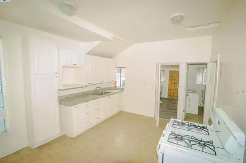 Kitchen - 866 Isabella St, Oakland, CA 94607 photo 2 of 4