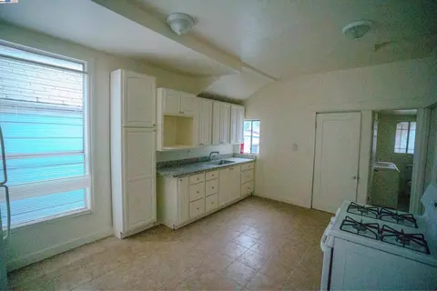 Kitchen - 866 Isabella St, Oakland, CA 94607 photo 3 of 4