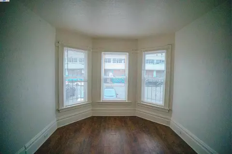 Living - 866 Isabella St, Oakland, CA 94607 photo 1 of 1