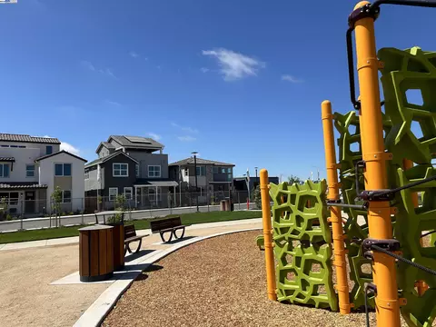 Exterior - 360 Waypoint Dr, Napa, CA 94558 photo 4 of 4