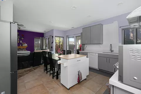 Kitchen - 1445 Yorkshire Loop, Tracy, CA 95376 photo 3 of 6