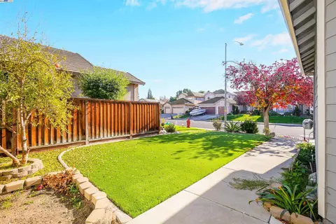 Exterior - 1445 Yorkshire Loop, Tracy, CA 95376 photo 9 of 12