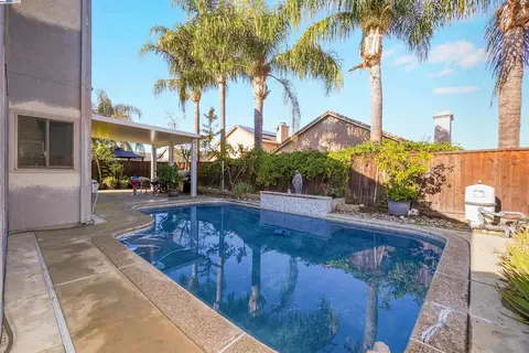 Exterior - 1445 Yorkshire Loop, Tracy, CA 95376 photo 11 of 12