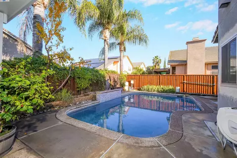 Exterior - 1445 Yorkshire Loop, Tracy, CA 95376 photo 10 of 12