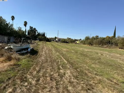 Exterior - 124130 136 Yosemite Meadows Dr, Modesto, CA 95357 photo 4 of 6