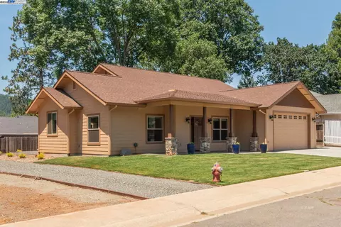 220 Fairway Dr, Weaverville, CA 96093