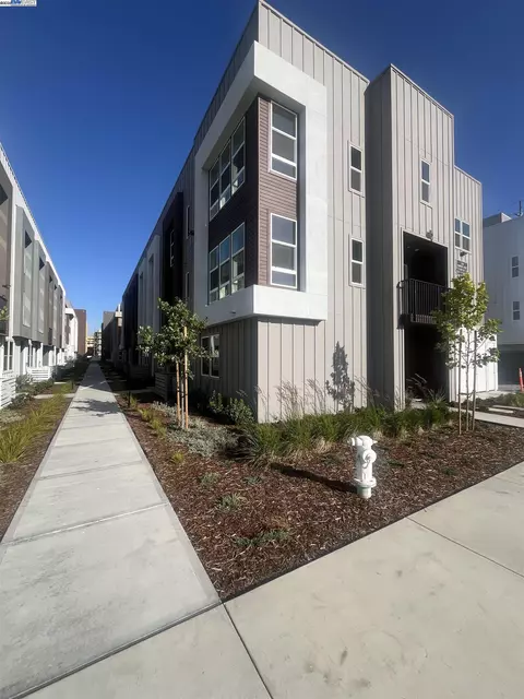 2058 Barnes Wharf Ln, Alameda, CA 94501